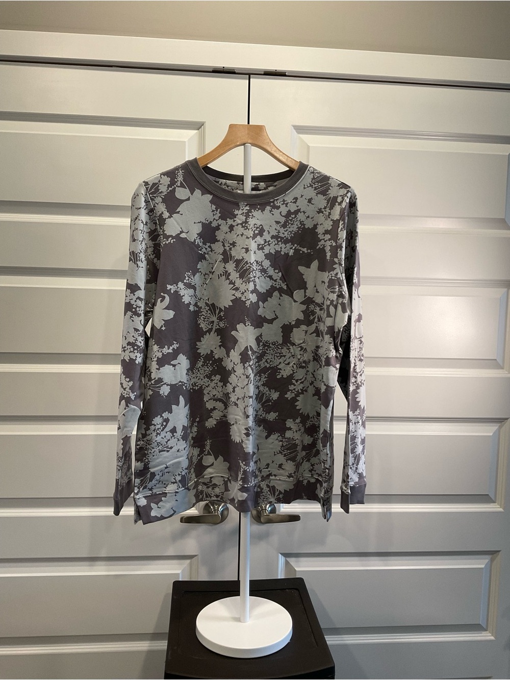 Women’s Floral Long-Sleeve Crewneck Top — Gray Floral